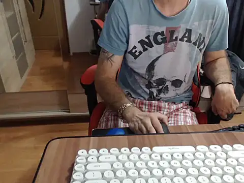 uncutguy01 online show from September 13, 2025, 5:07 am