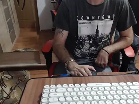 uncutguy01 online show from September 19, 2025, 4:14 am