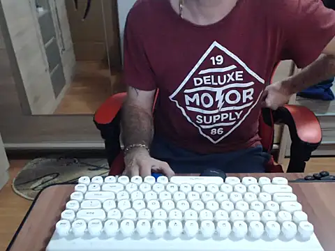 uncutguy01 online show from October 21, 2025, 4:24 am