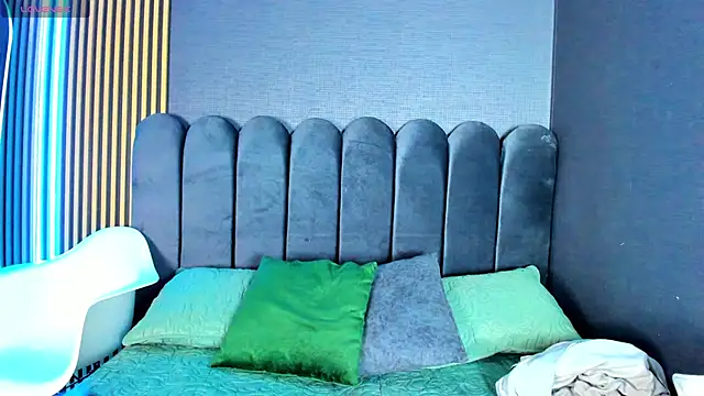 Nicolette ks  online show from December 17, 2025, 4:40 am