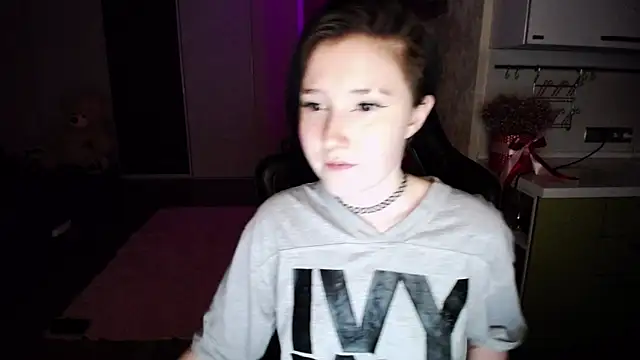 Kira Bakker online show from March 1, 2025, 3:16 pm