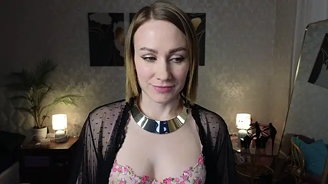 Snapshot of VeronicaRoss chatting on October 22, 2025, 11:10 am VeronicaRoss online show from October 22, 2025, 11:10 am