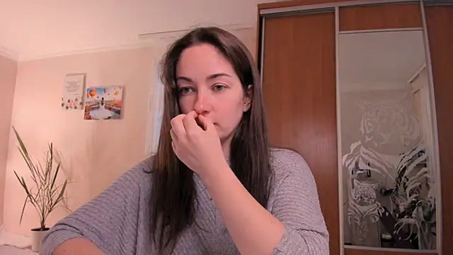 cClandesTina online show from September 9, 2025, 3:55 pm