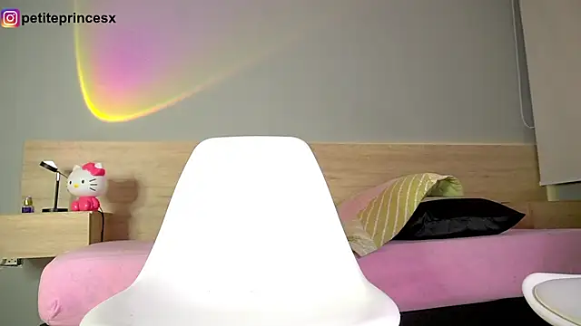 petitevictoria online show from February 19, 2025, 4:34 am