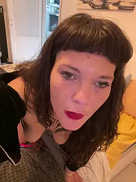Snapshot of OniricFemme chatting on May 8, 2026, 8:08 am OniricFemme online show from May 8, 2026, 8:08 am