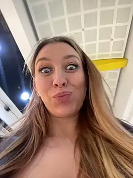 Snapshot of Sweet___Emily chatting on February 12, 2025, 3:27 pm Sweet   Emily online show from February 12, 2025, 3:27 pm