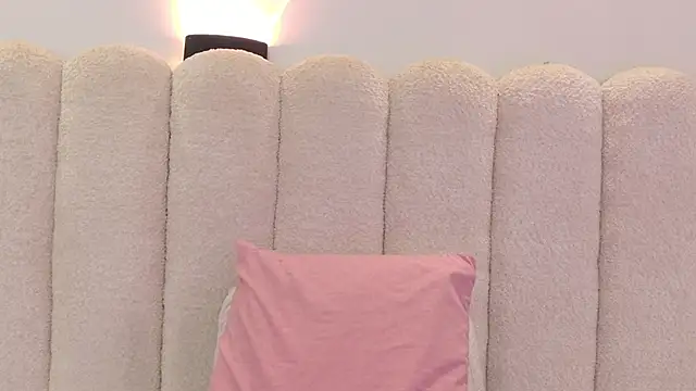 Juliabadlee online show from September 10, 2025, 6:19 pm