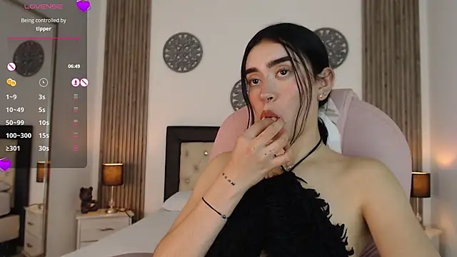 Julieta De Los Angeles online show from January 7, 2025, 11:24 pm