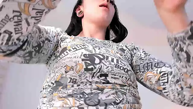 Snapshot of liaqueen610 chatting on December 19, 2024, 2:45 am liaqueen610 online show from December 19, 2024, 2:45 am