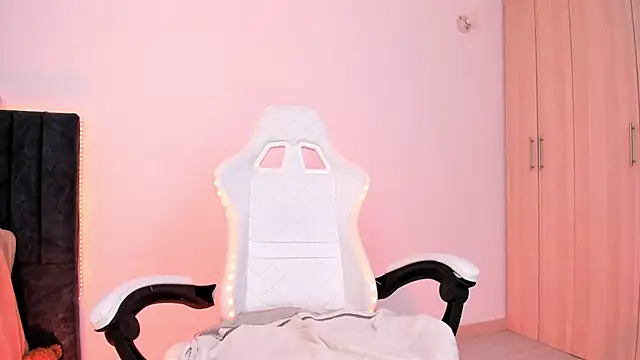 Snapshot of liaqueen610 chatting on March 18, 2025, 4:26 am liaqueen610 online show from March 18, 2025, 4:26 am