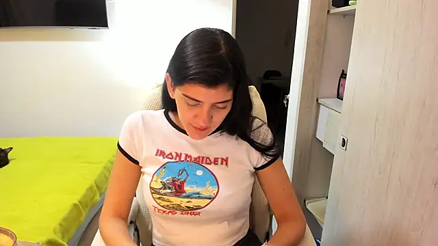 misstoya online show from October 15, 2025, 1:06 am