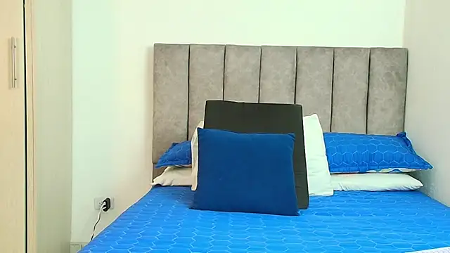 karina lewis  online show from September 29, 2025, 4:06 am