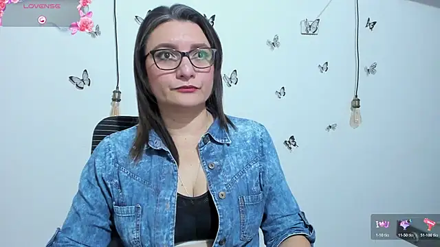 Amie Adams82  online show from December 3, 2025, 3:43 pm