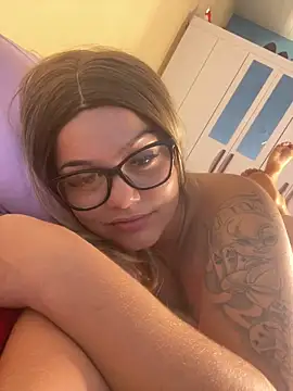 Snapshot of Lolacavalona chatting on December 21, 2024, 5:07 pm Lolacavalona online show from December 21, 2024, 5:07 pm