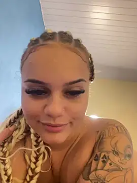 Snapshot of Lolacavalona chatting on January 4, 2025, 12:59 am Lolacavalona online show from January 4, 2025, 12:59 am