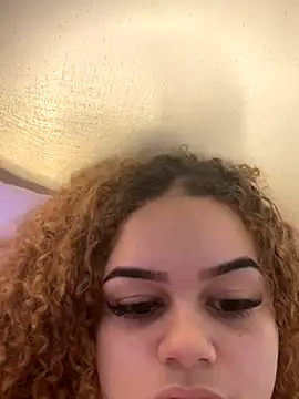 Snapshot of Lolacavalona chatting on September 19, 2025, 5:02 pm Lolacavalona online show from September 19, 2025, 5:02 pm