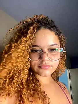 Snapshot of Lolacavalona chatting on November 17, 2025, 4:24 pm Lolacavalona online show from November 17, 2025, 4:24 pm