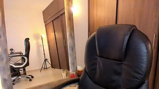 alikahouston4 online show from March 6, 2025, 8:19 am