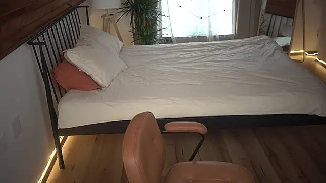 AkaneiroDemon online show from March 10, 2025, 1:10 pm