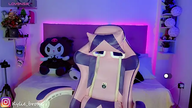 Snapshot of Kylie_brokee chatting on December 27, 2024, 9:11 pm Kylie brokee online show from December 27, 2024, 9:11 pm