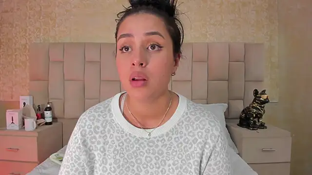 Snapshot of EmmaTorres_ chatting on March 19, 2025, 12:15 am EmmaTorres  online show from March 19, 2025, 12:15 am