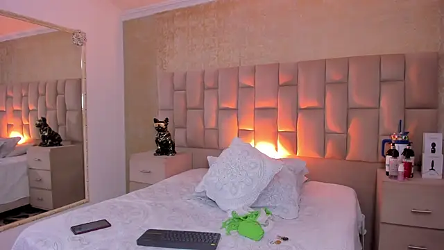 Snapshot of EmmaTorres_ chatting on October 15, 2025, 9:59 pm EmmaTorres  online show from October 15, 2025, 9:59 pm