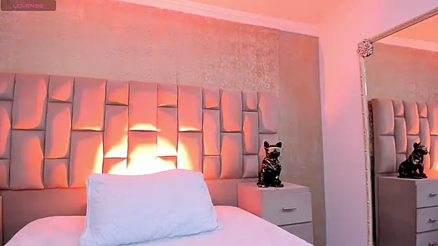 EmmaTorres  online show from November 3, 2025, 7:59 pm