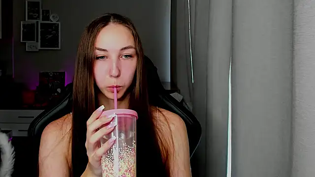 Sm0ly online show from June 28, 2026, 4:07 am