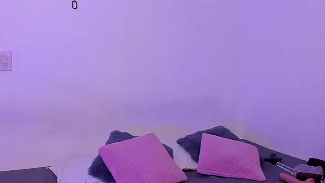 crystalvazquez online show from December 5, 2025, 2:03 pm