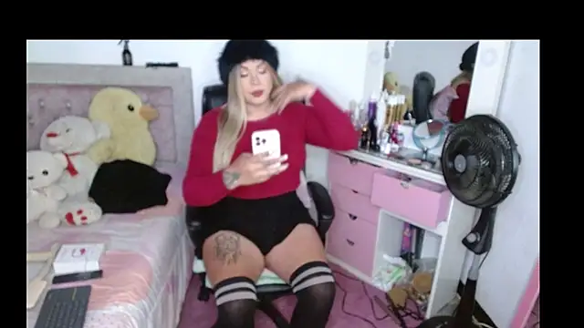 kim hot69  online show from November 7, 2025, 12:38 pm