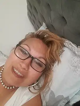 Snapshot of Kazsandraa chatting on May 15, 2026, 6:26 pm Kazsandraa online show from May 15, 2026, 6:26 pm