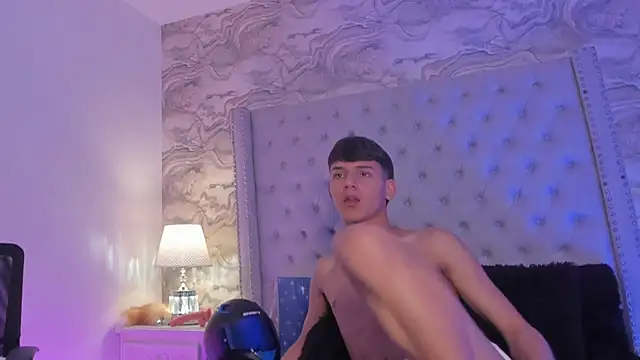 Snapshot of Kev_jenner chatting on December 27, 2024, 10:37 pm Kev jenner online show from December 27, 2024, 10:37 pm