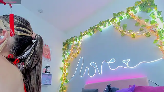 YouliteSllut2 online show from December 7, 2024, 4:31 am