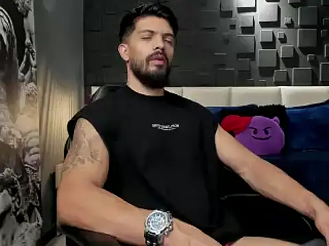 Snapshot of DannSaenz chatting on January 25, 2025, 1:32 am DannSaenz online show from January 25, 2025, 1:32 am