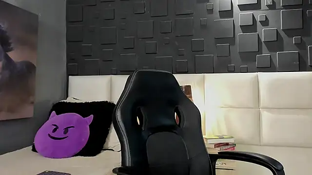Snapshot of DannSaenz chatting on February 12, 2025, 9:22 pm DannSaenz online show from February 12, 2025, 9:22 pm