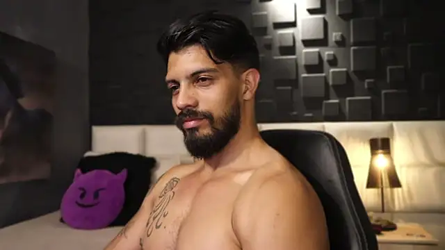 Snapshot of DannSaenz chatting on February 14, 2025, 2:07 am DannSaenz online show from February 14, 2025, 2:07 am
