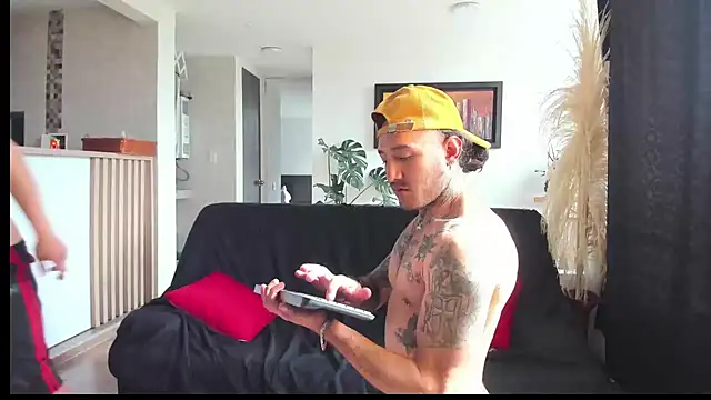 MARCELOANDLUCIAN online show from February 25, 2025, 9:24 pm