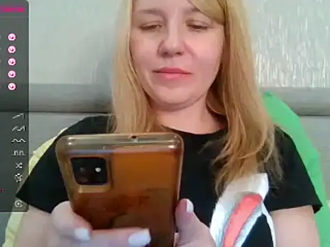 Snapshot of urbadkitty chatting on February 13, 2025, 11:39 am urbadkitty online show from February 13, 2025, 11:39 am