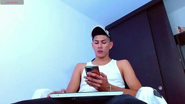 Snapshot of Valerio_20 chatting on March 17, 2025, 7:48 pm Valerio 20 online show from March 17, 2025, 7:48 pm