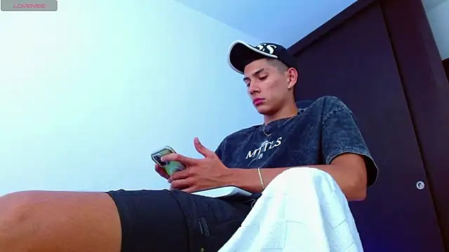 Snapshot of Valerio_20 chatting on March 19, 2025, 7:38 pm Valerio 20 online show from March 19, 2025, 7:38 pm