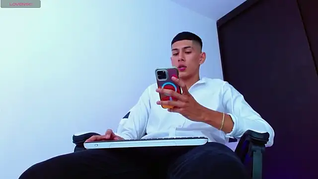 Snapshot of Valerio_20 chatting on March 21, 2025, 7:02 pm Valerio 20 online show from March 21, 2025, 7:02 pm