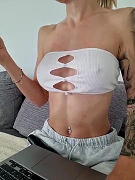 EileX official online show from April 9, 2026, 6:19 am