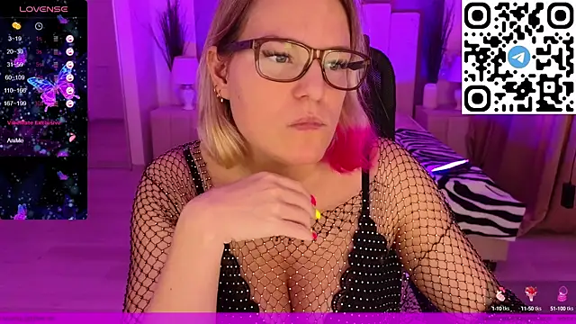 EVAshinyGIRL online show from February 8, 2025, 11:01 am