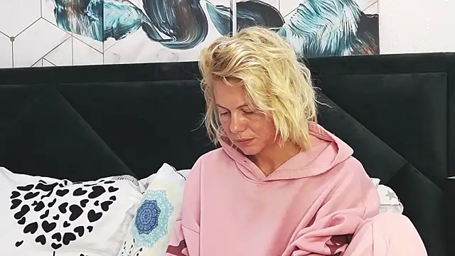 Snapshot of tanyagrey chatting on September 19, 2025, 6:48 am tanyagrey online show from September 19, 2025, 6:48 am