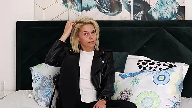 tanyagrey online show from April 15, 2026, 5:25 am