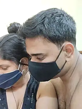 Snapshot of IND_COUPLE1 chatting on February 14, 2025, 3:33 am IND COUPLE1 online show from February 14, 2025, 3:33 am