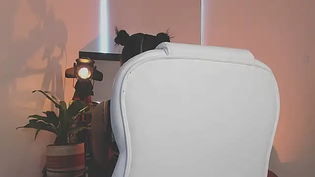 nahiapaws online show from September 12, 2025, 8:53 pm