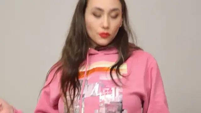 Snapshot of AliceMunro chatting on February 17, 2025, 1:25 am AliceMunro online show from February 17, 2025, 1:25 am