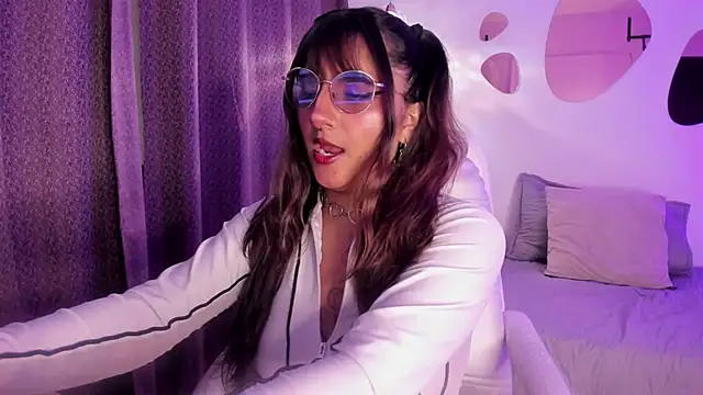 Snapshot of Alliccee chatting on February 9, 2026, 6:56 pm Alliccee online show from February 9, 2026, 6:56 pm