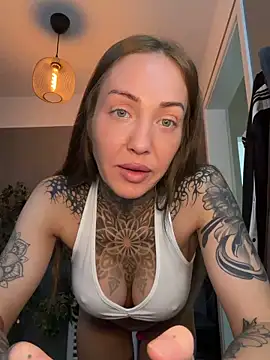 Snapshot of ElenaHaze chatting on May 30, 2026, 10:01 am ElenaHaze online show from May 30, 2026, 10:01 am
